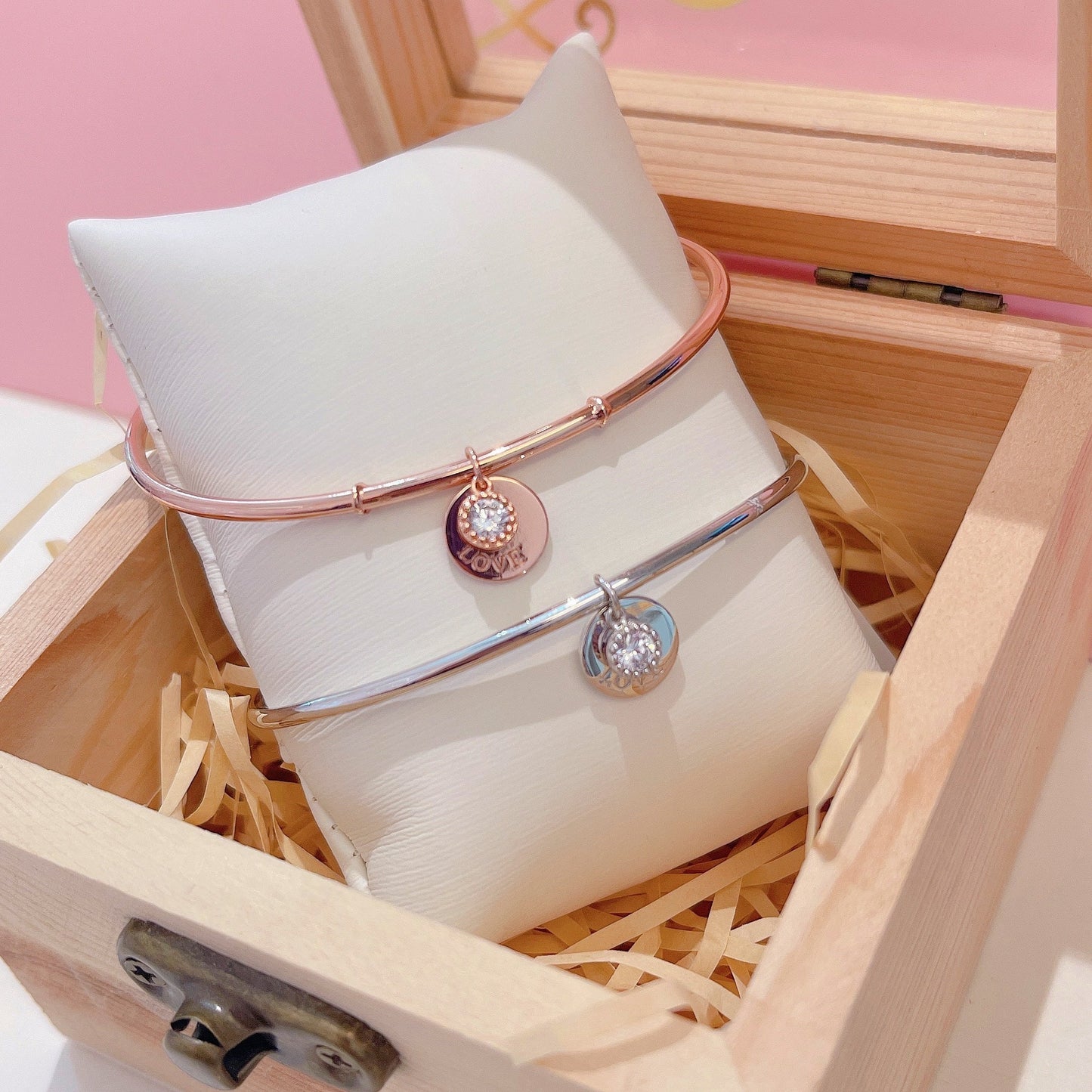 <transcy>“LOVE” Crystal Charm Silver Wire Bangle Bracelet</transcy>