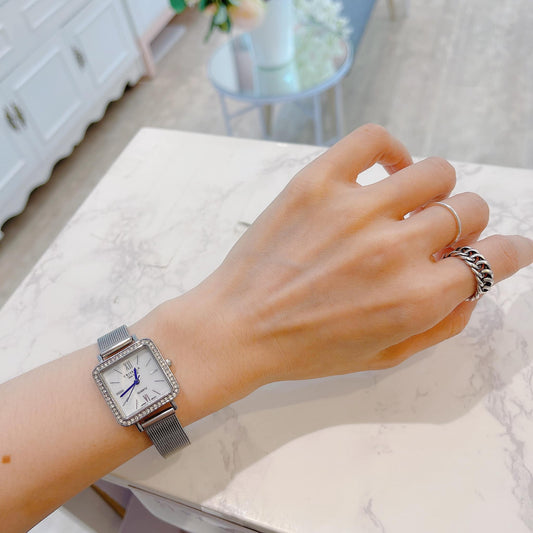 <transcy>Vintage Inspired Mesh Strap Watch</transcy>