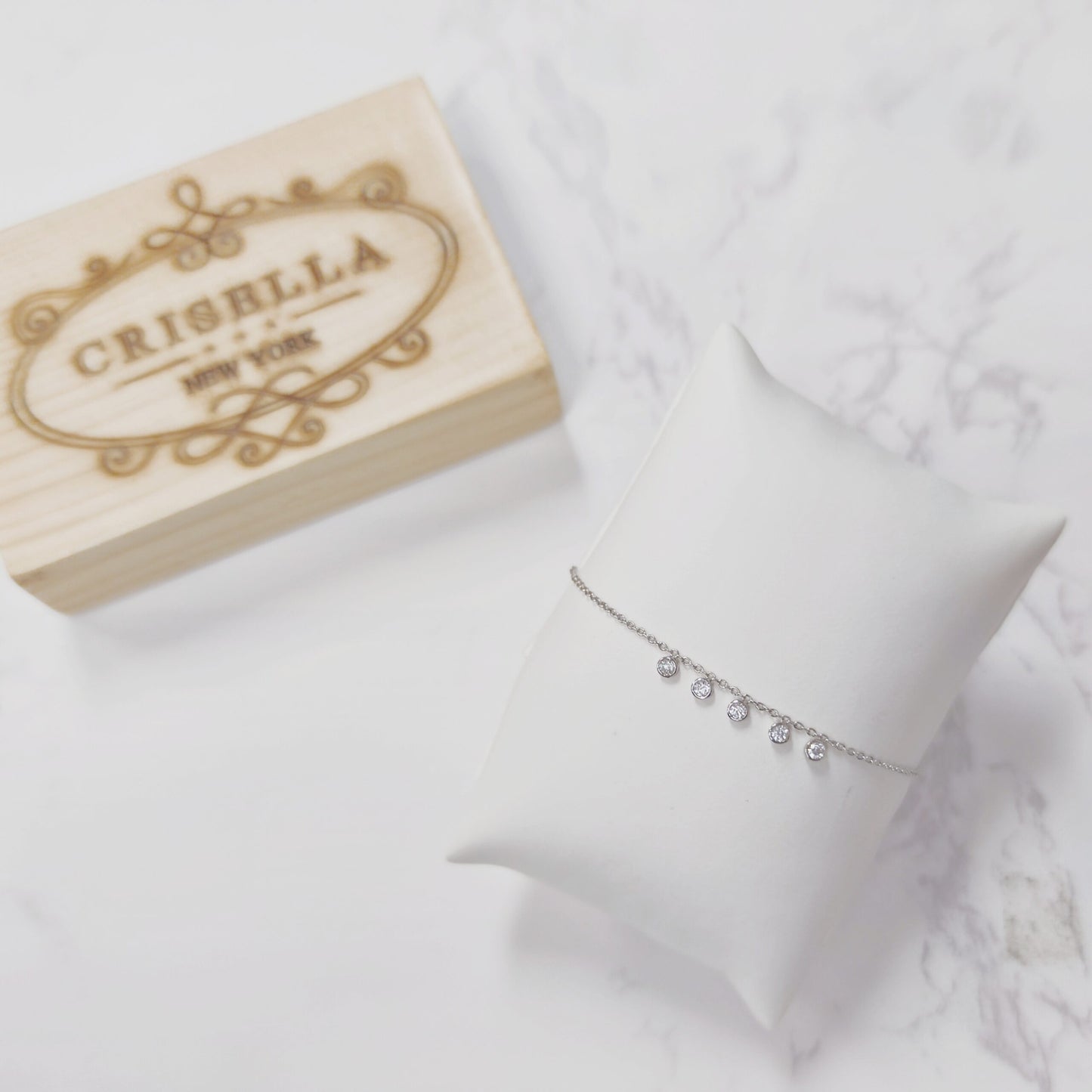 <transcy>Silver Dangle Bezel Crystal Bracelet</transcy>