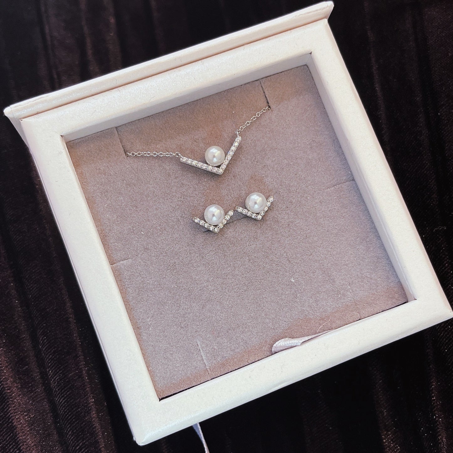 V型純銀鑲鋯石珍珠耳環